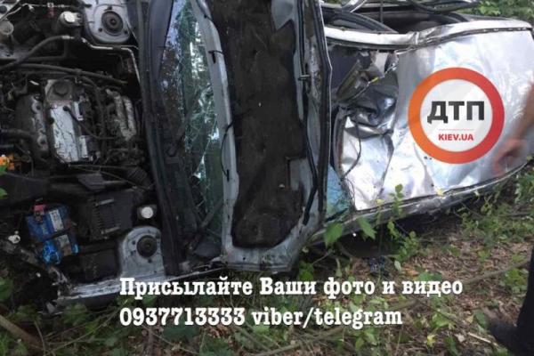 Под Киевом произошло смертельное ДТП: вылетевшего из "Лансера" водителя придавило машиной Под Киевом произошло смертельное ДТП: вылетевшего из "Лансера" водителя придавило машиной