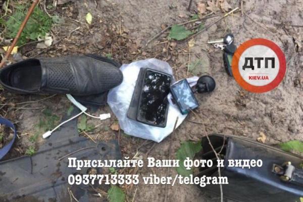 Под Киевом произошло смертельное ДТП: вылетевшего из "Лансера" водителя придавило машиной Под Киевом произошло смертельное ДТП: вылетевшего из "Лансера" водителя придавило машиной