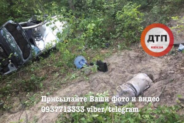 Под Киевом произошло смертельное ДТП: вылетевшего из "Лансера" водителя придавило машиной Под Киевом произошло смертельное ДТП: вылетевшего из "Лансера" водителя придавило машиной