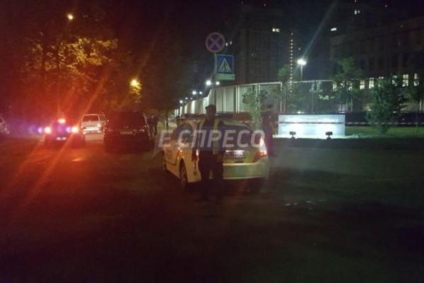 В Киеве возле американского посольства прогремел взрыв В Киеве возле американского посольства прогремел взрыв