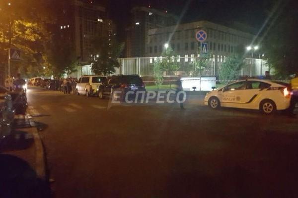 В Киеве возле американского посольства прогремел взрыв В Киеве возле американского посольства прогремел взрыв