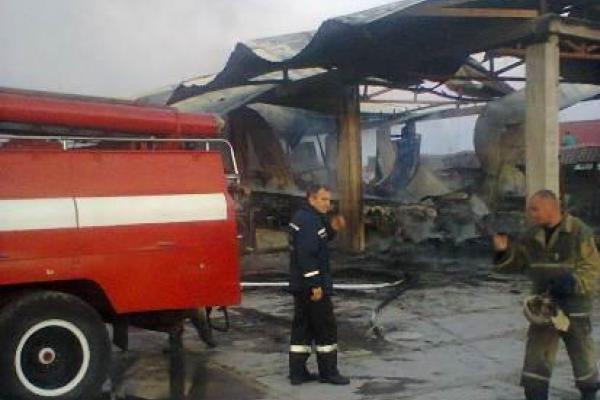 На Херсонщине масштабный пожар уничтожил 3 грузовика