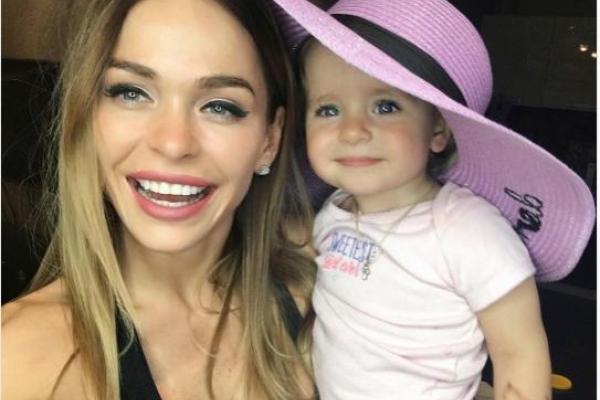 Актриса Анна Хилькевич показала лицо дочери крупным планом Актриса Анна Хилькевич показала лицо дочери крупным планом