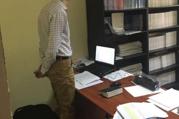 На Донетчине задержали прокурора, который "попросил" у полицейского 3 тысячи гривен 