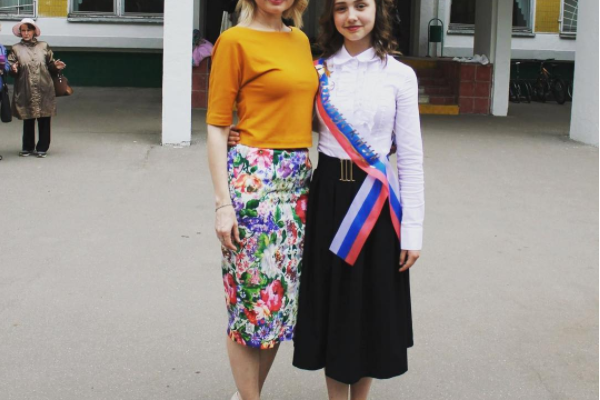 "Пуговка" из "Папиных дочек" закончила школу "Пуговка" из "Папиных дочек" закончила школу