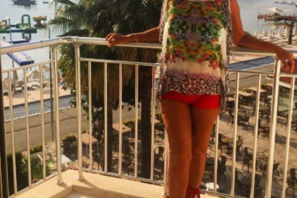 Лариса Копенкина опубликовала в соцсети снимки в купальнике