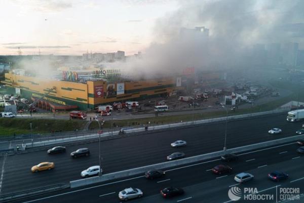 Масштабный пожар в Москве: горел торговый центр, внутри которого находилось 3 тысячи человек Масштабный пожар в Москве: горел торговый центр, внутри которого находилось 3 тысячи человек