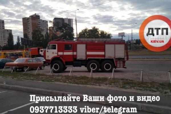 В Киеве эвакуируют торговый центр из-за сообщения о взрывчатке В Киеве эвакуируют торговый центр из-за сообщения о взрывчатке