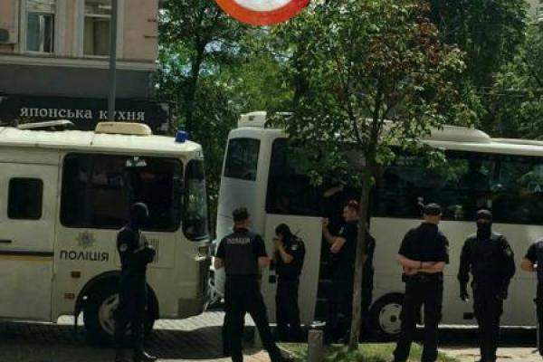 В Киеве полиция и КОРД задержали автобус с "титушками" В Киеве полиция и КОРД задержали автобус с "титушками"