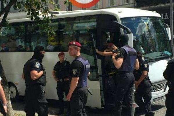 В Киеве полиция и КОРД задержали автобус с "титушками" В Киеве полиция и КОРД задержали автобус с "титушками"
