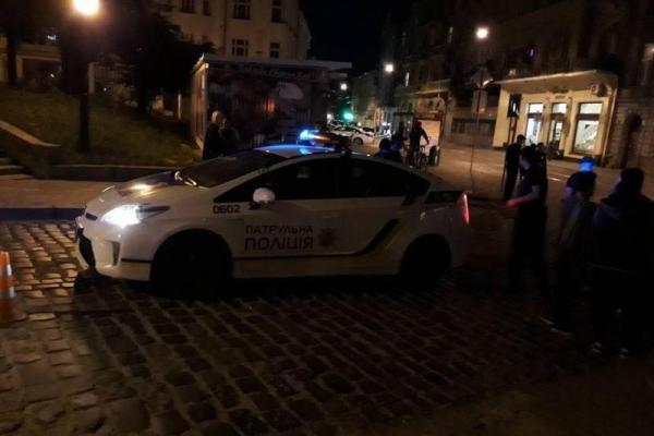 Во Львове полицейские сбили девушку на пешеходном переходе Во Львове полицейские сбили девушку на пешеходном переходе