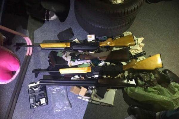 В Киеве полиция в ходе спецоперации задержала группу наркоторговцев В Киеве полиция в ходе спецоперации задержала группу наркоторговцев