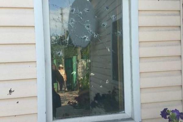 На Луганщине в результате обстрелов боевиков повреждены жилые дома в Золотом