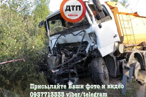 Смертельное ДТП в Киеве: мужчину раздавило между грузовиками Смертельное ДТП в Киеве: мужчину раздавило между грузовиками