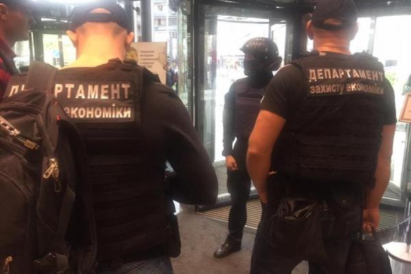 Силовики проводят обыск в офисах столичного ТРЦ "Гулливер" Силовики проводят обыск в офисах столичного ТРЦ "Гулливер"