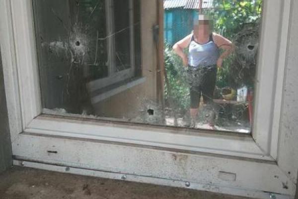 На Луганщине в результате обстрелов боевиков повреждены жилые дома в Золотом