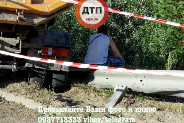 Смертельное ДТП в Киеве: мужчину раздавило между грузовиками Смертельное ДТП в Киеве: мужчину раздавило между грузовиками