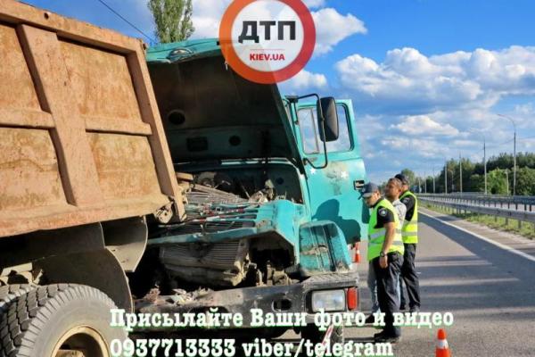 Смертельное ДТП в Киеве: мужчину раздавило между грузовиками Смертельное ДТП в Киеве: мужчину раздавило между грузовиками