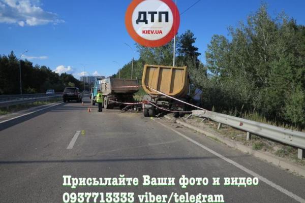 Смертельное ДТП в Киеве: мужчину раздавило между грузовиками Смертельное ДТП в Киеве: мужчину раздавило между грузовиками
