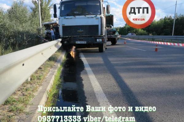 Смертельное ДТП в Киеве: мужчину раздавило между грузовиками Смертельное ДТП в Киеве: мужчину раздавило между грузовиками