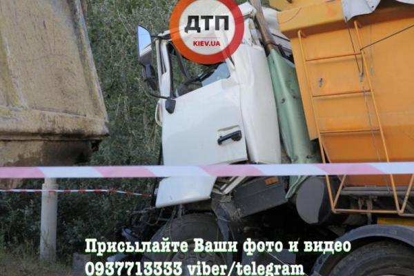 Смертельное ДТП в Киеве: мужчину раздавило между грузовиками Смертельное ДТП в Киеве: мужчину раздавило между грузовиками