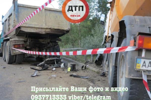 Смертельное ДТП в Киеве: мужчину раздавило между грузовиками Смертельное ДТП в Киеве: мужчину раздавило между грузовиками