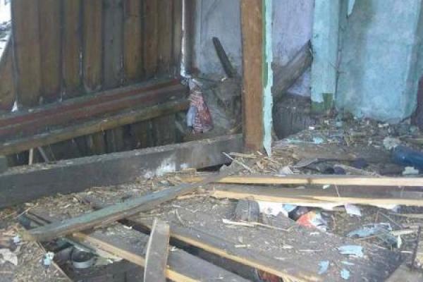 На Луганщине в результате обстрелов боевиков повреждены жилые дома в Золотом