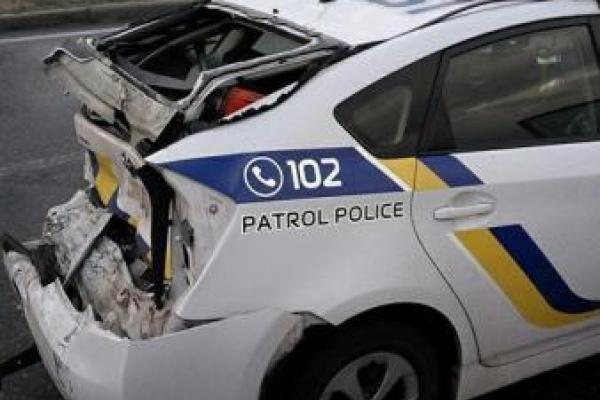 В Киеве грузовик на скорости протаранил полицейский Prius, патрульный госпитализирован В Киеве грузовик на скорости протаранил полицейский Prius, патрульный госпитализирован