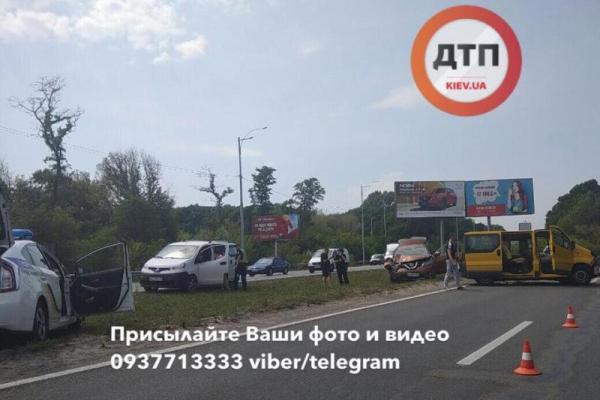 Под Киевом произошло серьезное ДТП: столкнулись Ниссан и Рено, есть пострадавшие Под Киевом произошло серьезное ДТП: столкнулись Ниссан и Рено, есть пострадавшие