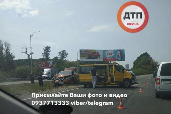 Под Киевом произошло серьезное ДТП: столкнулись Ниссан и Рено, есть пострадавшие Под Киевом произошло серьезное ДТП: столкнулись Ниссан и Рено, есть пострадавшие