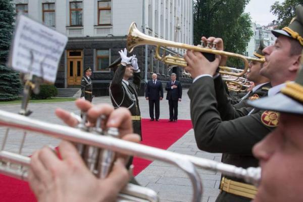 Проходит встреча Порошенко с Президентом Беларуси Проходит встреча Порошенко с Президентом Беларуси