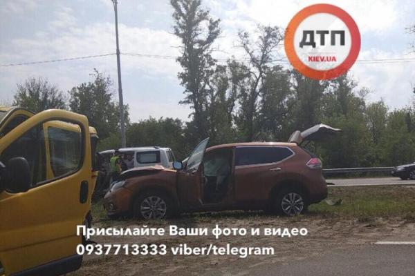 Под Киевом произошло серьезное ДТП: столкнулись Ниссан и Рено, есть пострадавшие Под Киевом произошло серьезное ДТП: столкнулись Ниссан и Рено, есть пострадавшие