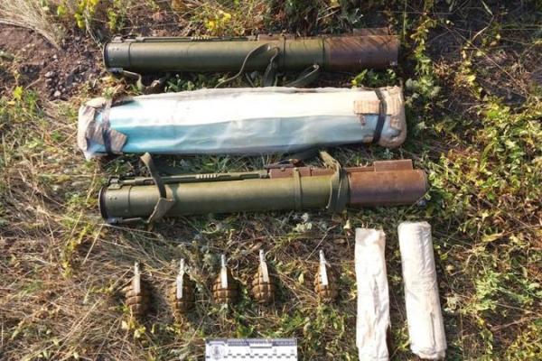 На обочине дороги под Лисичанском нашли арсенал боеприпасов