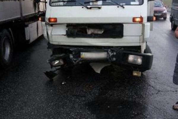 В Киеве грузовик на скорости протаранил полицейский Prius, патрульный госпитализирован В Киеве грузовик на скорости протаранил полицейский Prius, патрульный госпитализирован