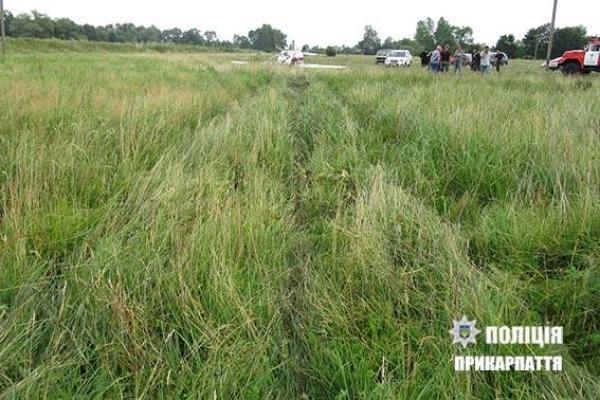 На Прикарпатье во время аварийной посадки самолета получили травмы пилот и два пассажира На Прикарпатье во время аварийной посадки самолета получили травмы пилот и два пассажира