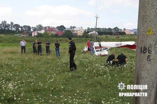 На Прикарпатье во время аварийной посадки самолета получили травмы пилот и два пассажира На Прикарпатье во время аварийной посадки самолета получили травмы пилот и два пассажира