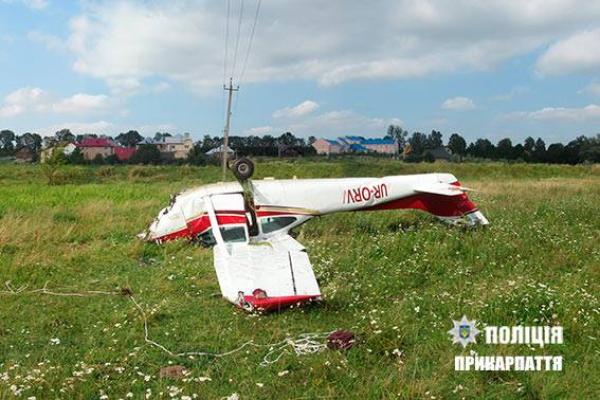 На Прикарпатье во время аварийной посадки самолета получили травмы пилот и два пассажира На Прикарпатье во время аварийной посадки самолета получили травмы пилот и два пассажира