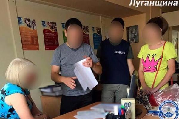В Лисичанске сотрудник центра занятости попался на взятке в 10 тысяч грн