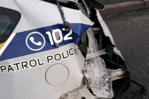 В Киеве грузовик на скорости протаранил полицейский Prius, патрульный госпитализирован В Киеве грузовик на скорости протаранил полицейский Prius, патрульный госпитализирован