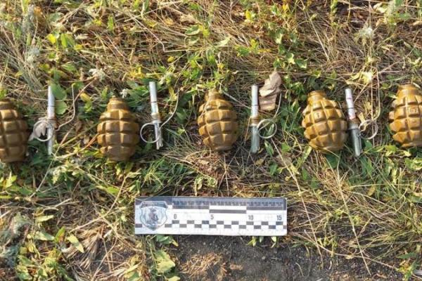 На обочине дороги под Лисичанском нашли арсенал боеприпасов