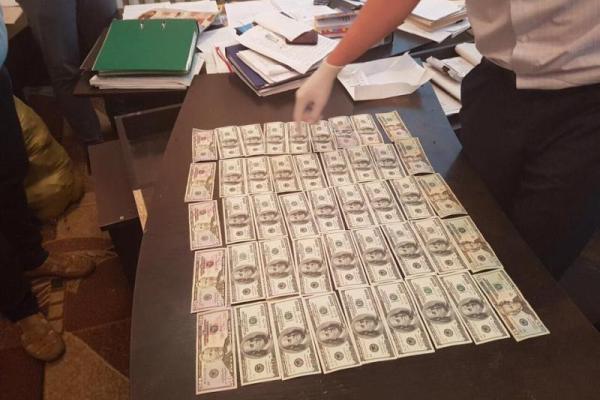 На Волыни задержали правонарушителя, который дал взятку прокурору