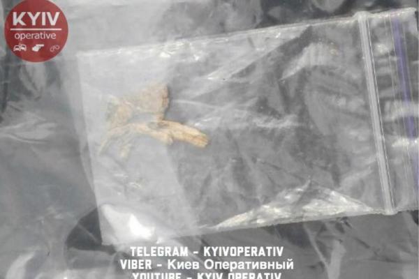 Это грибы: в Киеве молодая девушка устроила танцы на проезжей части