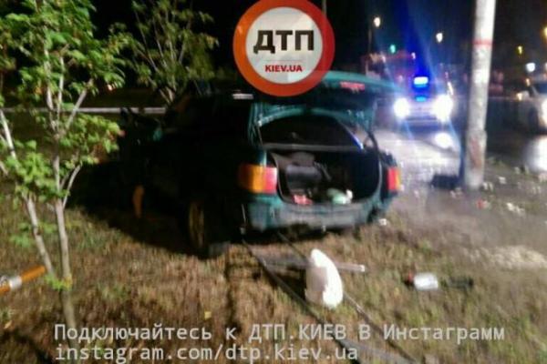 В сети появились фото с места жуткого ДТП в Киеве: пассажиры вылетали из окон