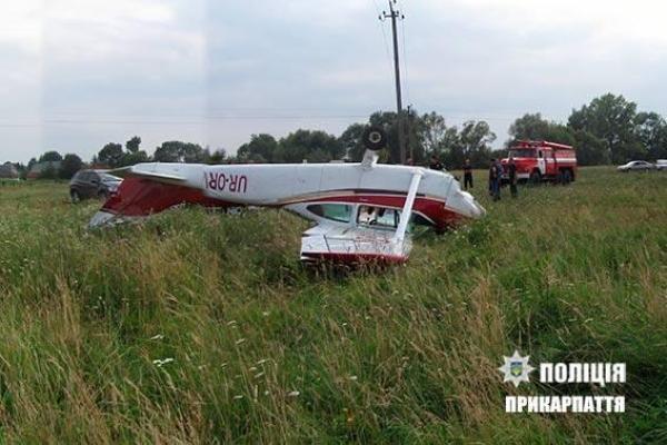 На Прикарпатье во время аварийной посадки самолета получили травмы пилот и два пассажира На Прикарпатье во время аварийной посадки самолета получили травмы пилот и два пассажира