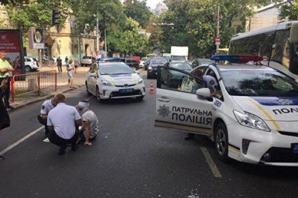 В Одессе полицейские сбили женщину: опубликованы снимки В Одессе полицейские сбили женщину: опубликованы снимки