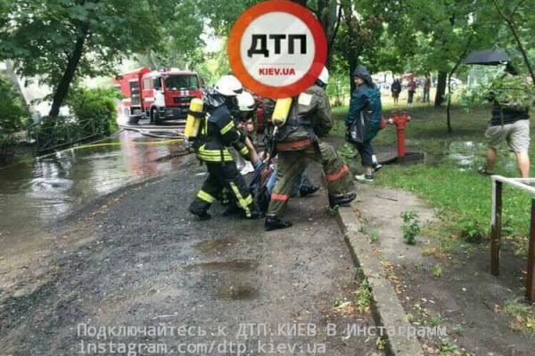 В Киеве загорелась жилая квартира: на улицу вынесли женщину без сознания В Киеве загорелась жилая квартира: на улицу вынесли женщину без сознания