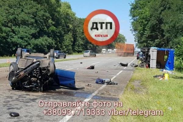 Под Киевом легковушка столкнулась с "Газелью": двое погибших Под Киевом легковушка столкнулась с "Газелью": двое погибших