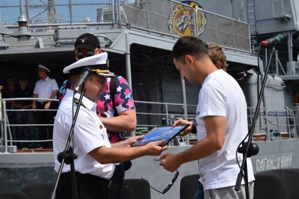 Владимир Зеленский и Евгений Кошевой приехали в гости к украинским военным морякам