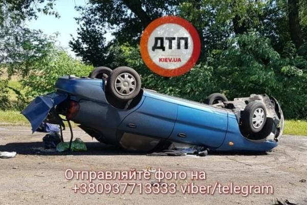 Под Киевом легковушка столкнулась с "Газелью": двое погибших Под Киевом легковушка столкнулась с "Газелью": двое погибших