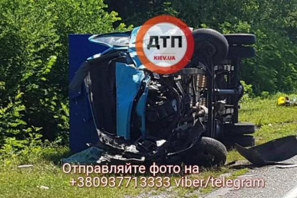 Под Киевом легковушка столкнулась с "Газелью": двое погибших Под Киевом легковушка столкнулась с "Газелью": двое погибших